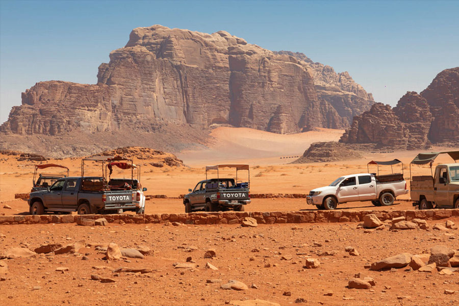 Khám phá sa mạc trên xe jeep